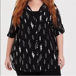 Torrid black white lightning sheer button down top size 5 or 5X